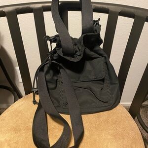 Minimalist Black Nylon Bucket Bag – Adjustable Crossbody Strap